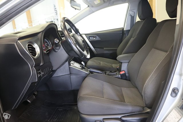 Toyota Auris 11