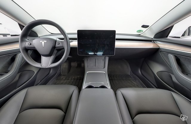 TESLA MODEL 3 8