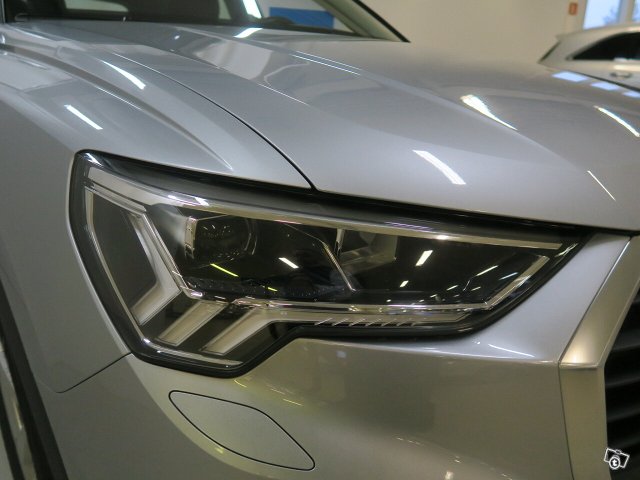 AUDI Q3 8