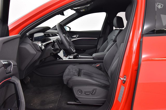 Audi Q8 E-tron 5