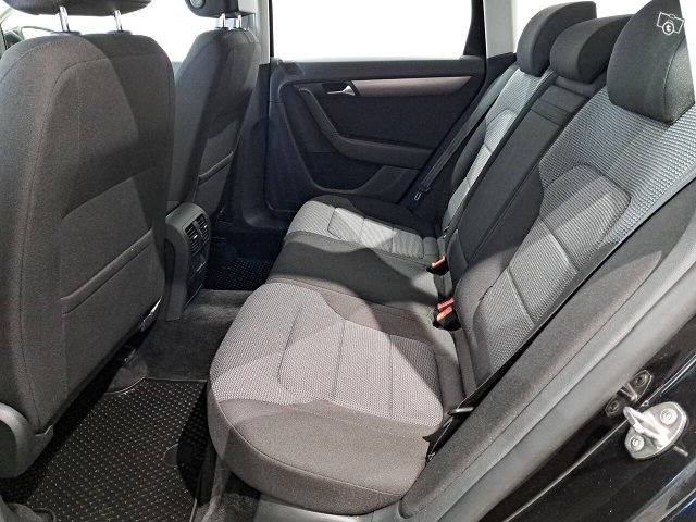 VOLKSWAGEN PASSAT 9