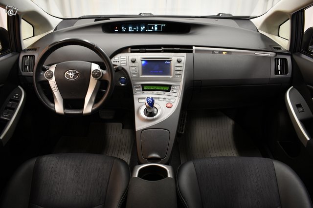 Toyota Prius PHEV 17