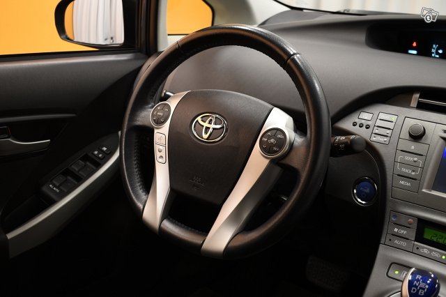 Toyota Prius PHEV 18