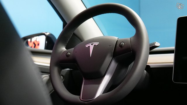 Tesla MODEL Y 6