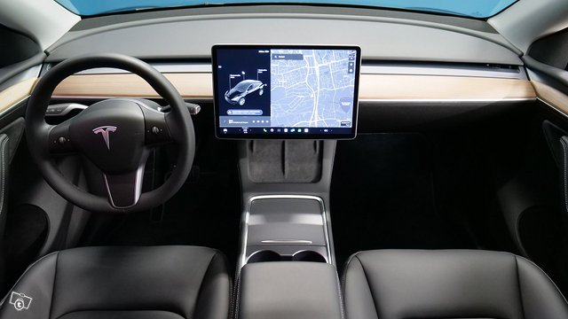 Tesla MODEL Y 9