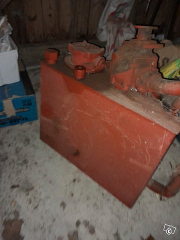 Hydraulipumppu ja säiliö