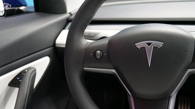 Tesla MODEL 3 7