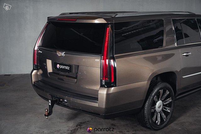 Cadillac Escalade 11