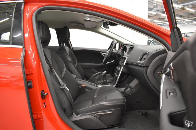 Volvo V40 14