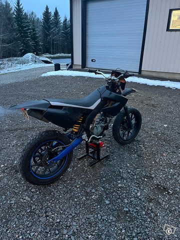 Derbi senda, kuva 1