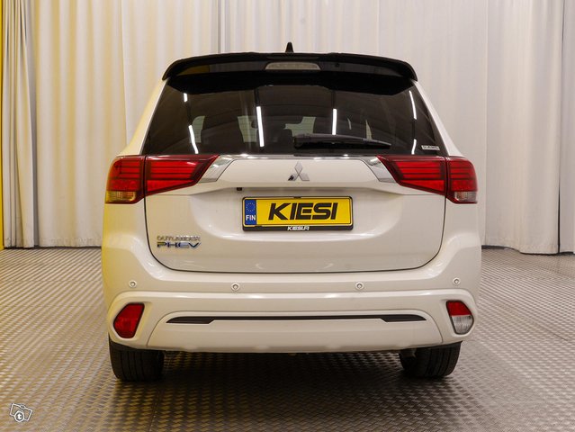 Mitsubishi Outlander PHEV 4