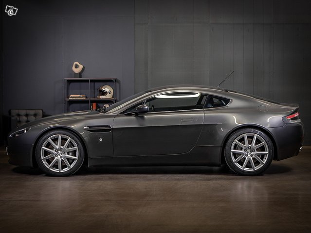 Aston Martin Vantage 2