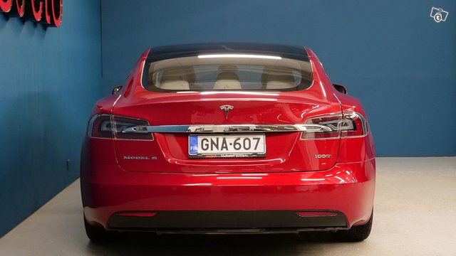 Tesla MODEL S 4