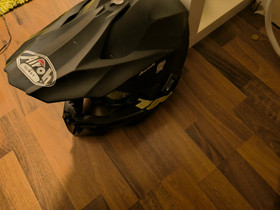 Kypärä ja lasit, Ajoasut, kengät ja kypärät, Mototarvikkeet ja varaosat, Pori, Tori.fi Kypärä ja lasit, Ajoasut, kengät ja kypärät, Mototarvikkeet ja varaosat, Pori, Tori.fi