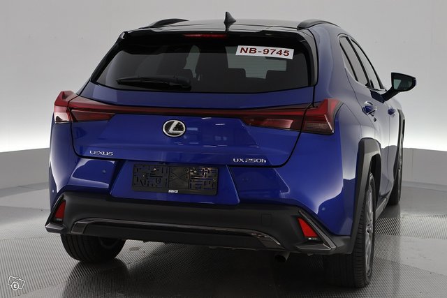 Lexus UX 9