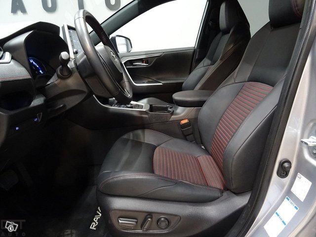 Toyota RAV4 Plug-In 10
