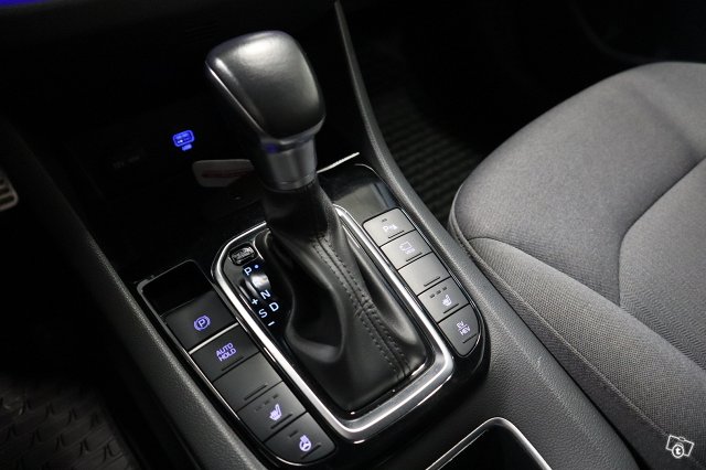 HYUNDAI IONIQ PLUG-IN 13