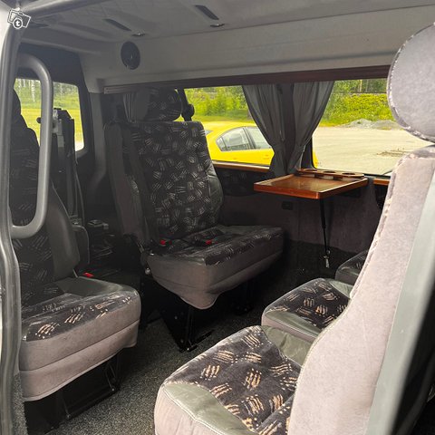 8-paikkainen Volkswagen Transporter minibussi 5