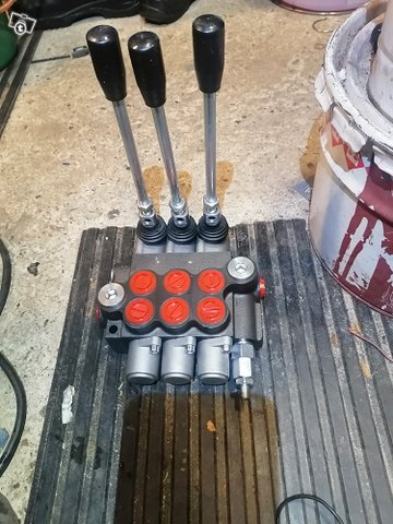 Hydrauli lohko 3x2toiminen, kuva 1