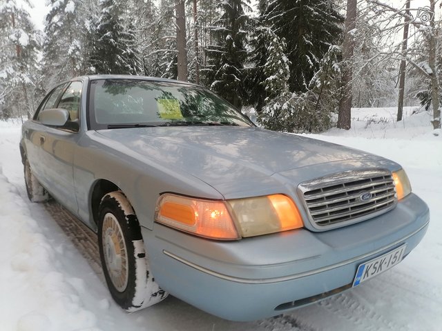 Ford Crown Victoria 3