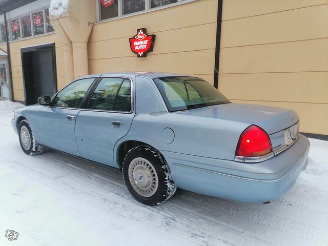 Ford Crown Victoria 5