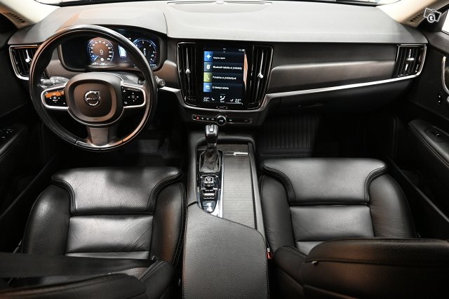 Volvo V90 Cross Country 13