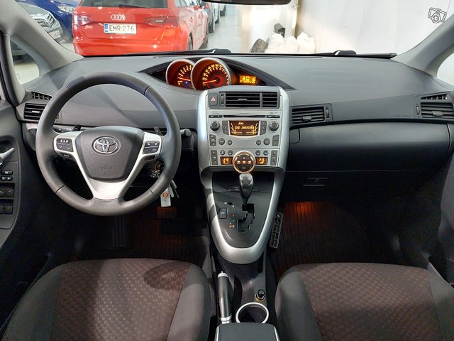 Toyota Verso 8