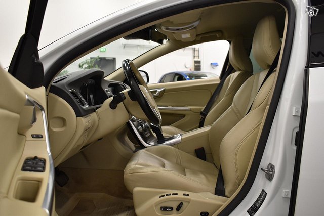 Volvo V60 Cross Country 11