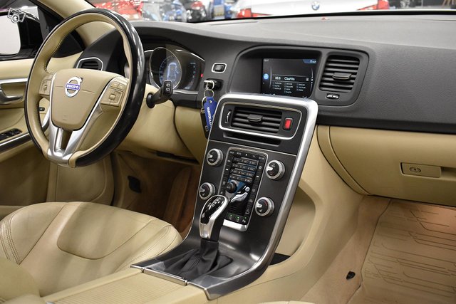 Volvo V60 Cross Country 16