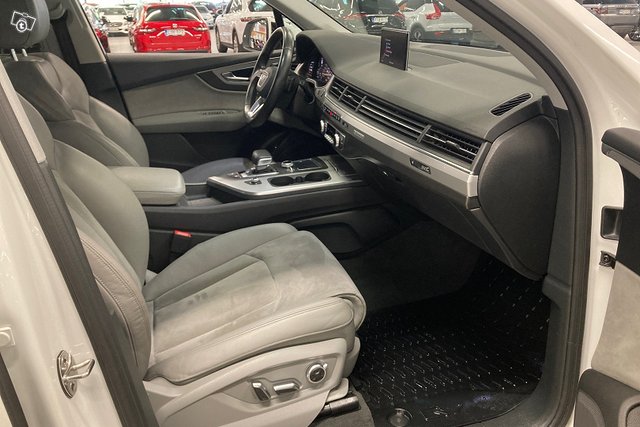 Audi Q7 11