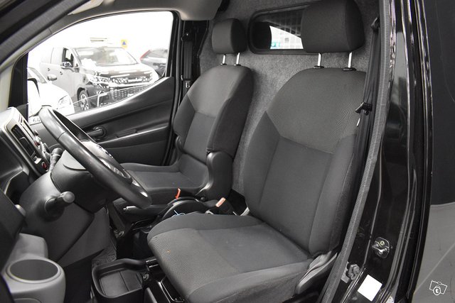 Nissan E-NV200 13