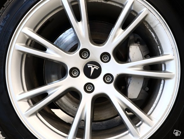 Tesla Model Y 7