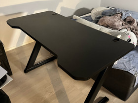 Pelipöytä Blackstorm Narrow Gaming desk, Pöydät ja tuolit, Sisustus ja huonekalut, Vantaa, Tori.fi Pelipöytä Blackstorm Narrow Gaming desk, Pöydät ja tuolit, Sisustus ja huonekalut, Vantaa, Tori.fi