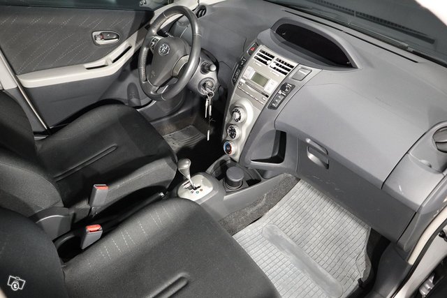 Toyota Yaris 9