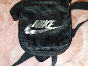Nike- pikkulaukku, Laukut ja hatut, Asusteet ja kellot, Kuopio, Tori.fi Nike- pikkulaukku, Laukut ja hatut, Asusteet ja kellot, Kuopio, Tori.fi