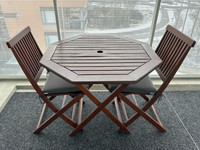 Puutarhakalusteet: pöytä ja kaksi tuolia