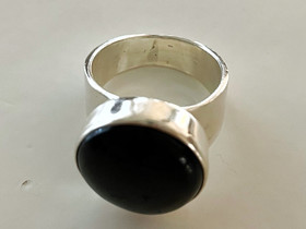 Onyx hopeasormus, Kellot ja korut, Asusteet ja kellot, Paimio, Tori.fi Onyx hopeasormus, Kellot ja korut, Asusteet ja kellot, Paimio, Tori.fi