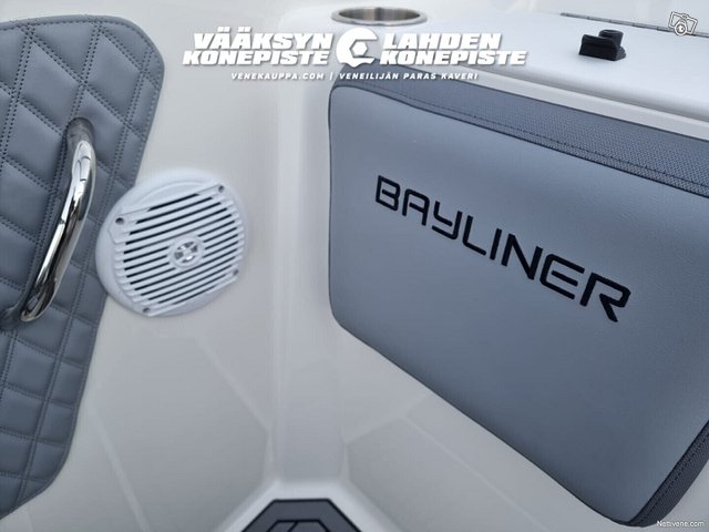 Bayliner VR5 CUDDY 13