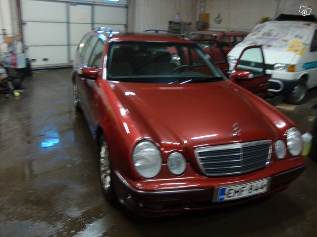 Mercedes-Benz E 200 1