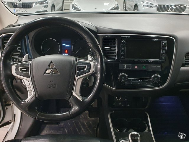 Mitsubishi Outlander PHEV 5