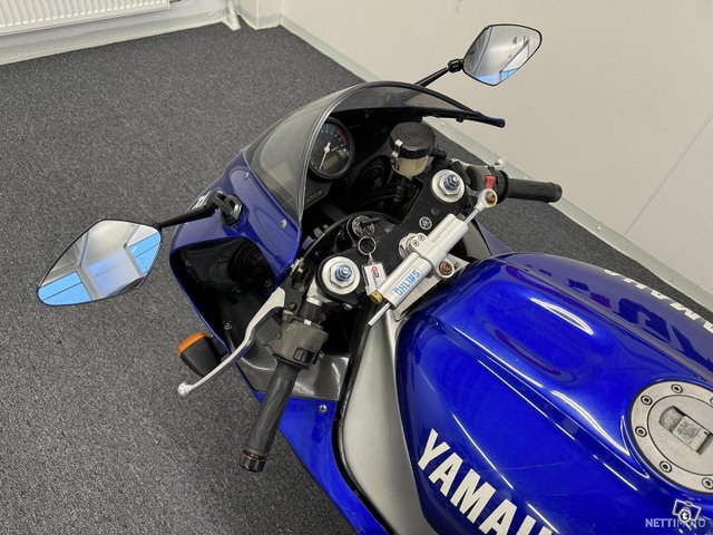 Yamaha YZF-R1 11