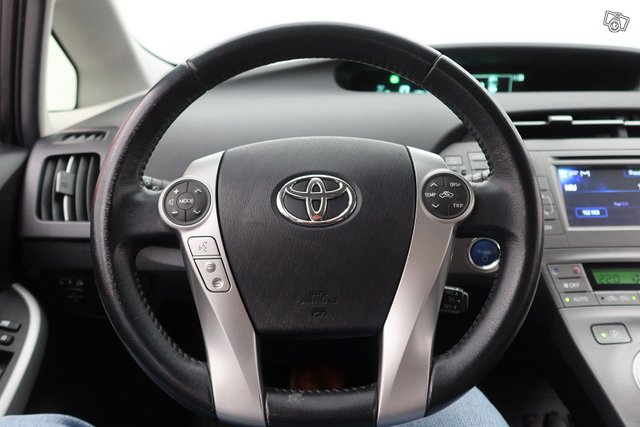Toyota Prius PHEV 13