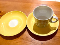 Keltakuvioinen Pop kahvikuppi + kaksi tassia