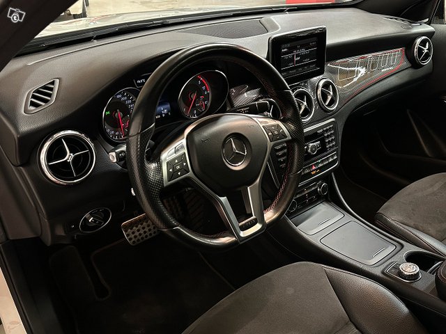Mercedes-Benz GLA 10