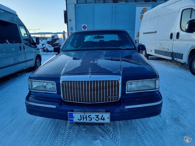 Lincoln Town Car 4