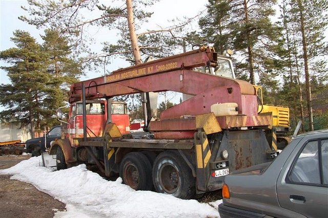 Hydraalinen pitkäpuominen korinosturi 2