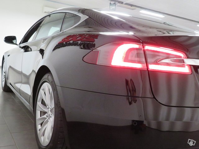 Tesla S 7