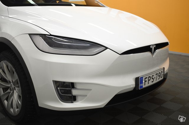 Tesla Model X 8