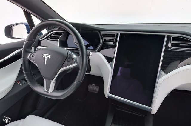 Tesla Model X 10