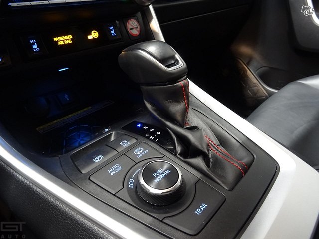 Toyota RAV4 Plug-In 4